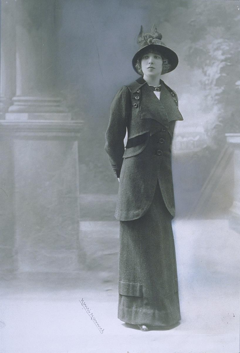 Frau in Jacke und Rock von Antonie Heubert