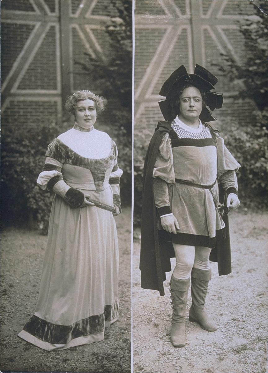 Frau in Kleid und Mann in Wams, Beinlingen, Capa und Barett. Historisierende Theaterkostüme
