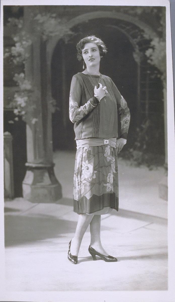 Frau in Kleid von Amy Linker