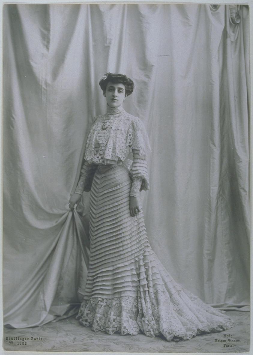 Frau in Kleid von Maison Vincent