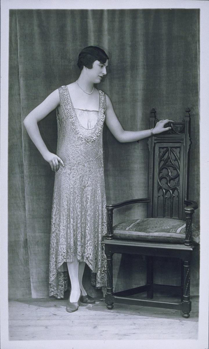 Frau in Kleid von Nurande
