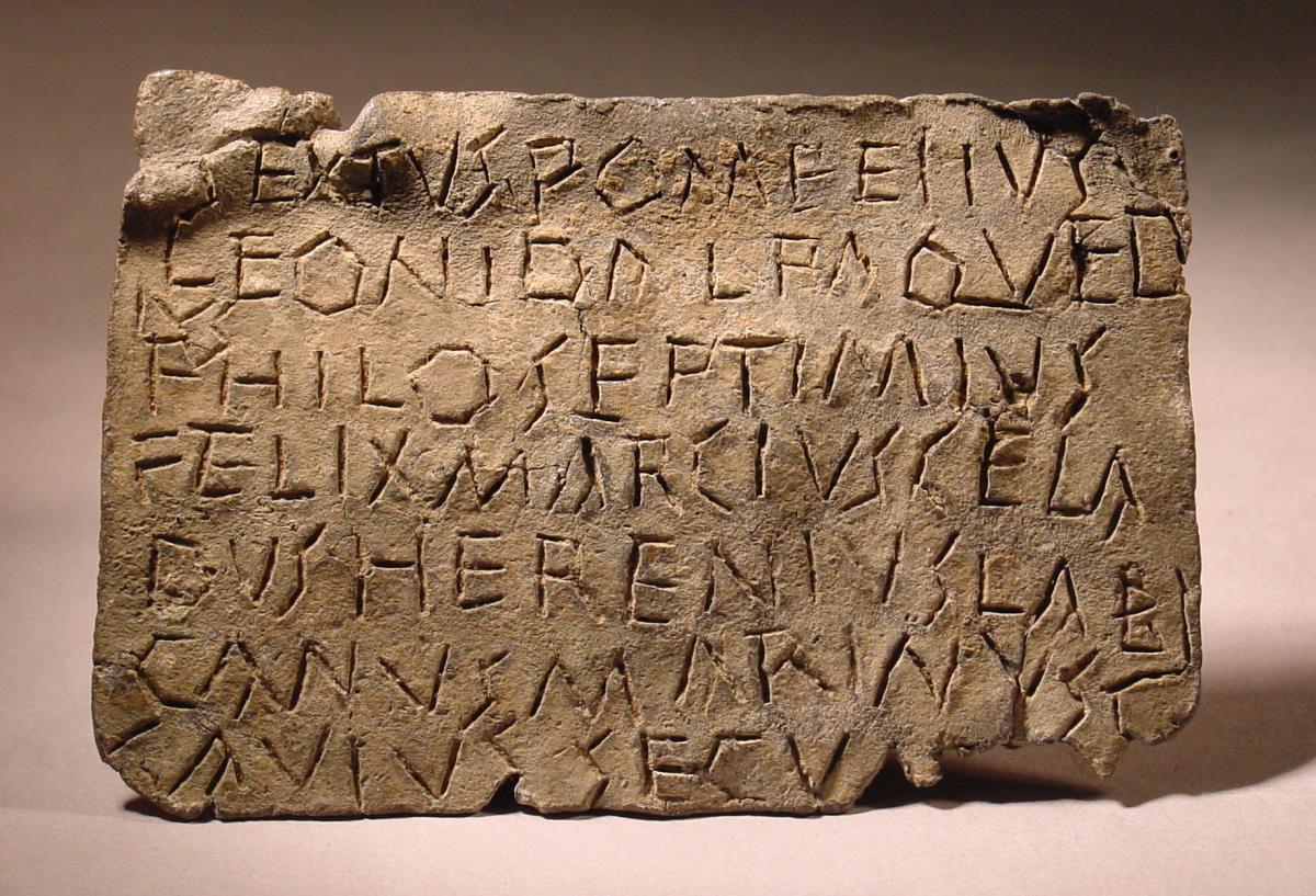 Bleiplatte mit siebenzeiliger lateinischer Inschrift