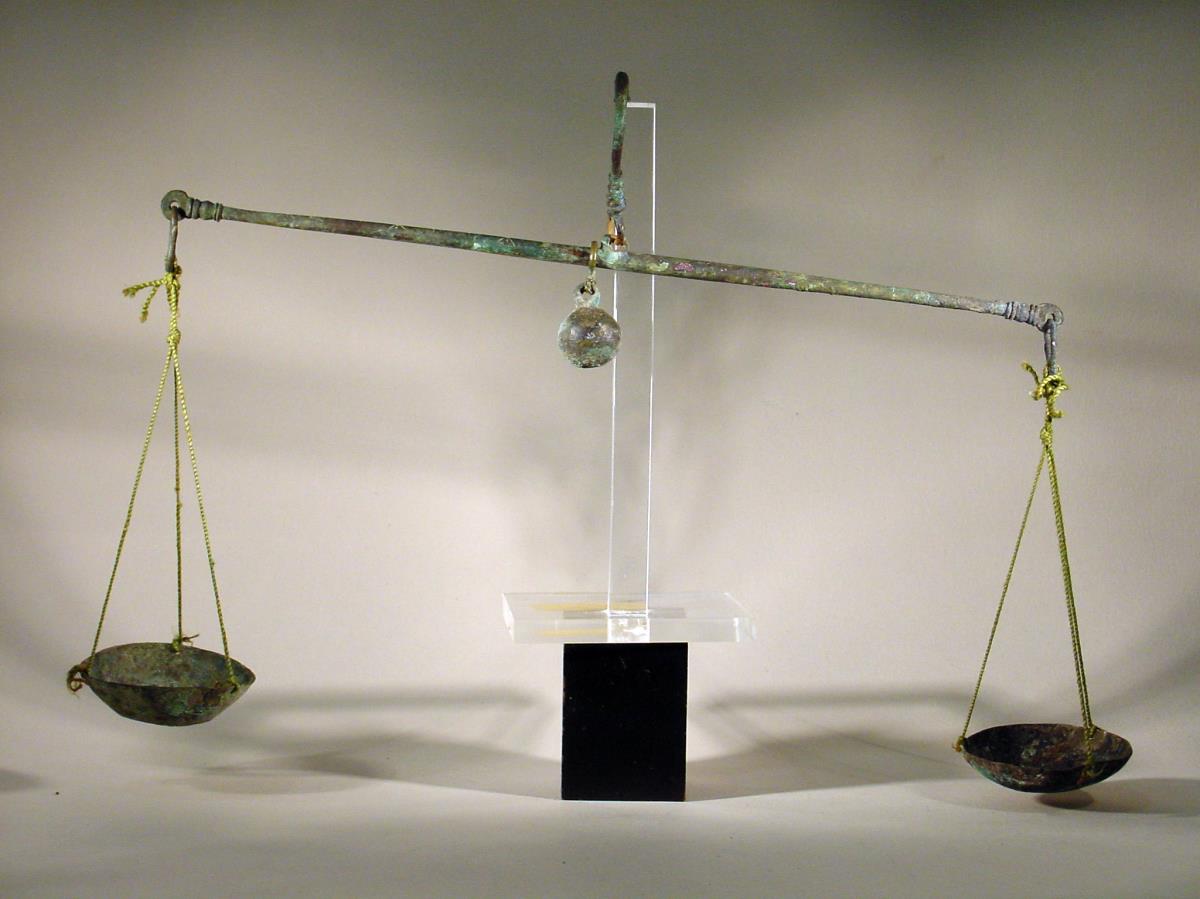 Waagebalken mit Haken und zwei zugehörigen (?) Schalen