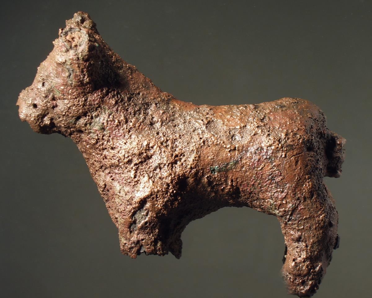 Tierfigur (beide Vorderbeine fehlen größtenteils), noch mit Gußkern innen