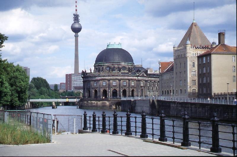 Blick auf die Museumsinsel mit Bode-Museum und Fernsehturm