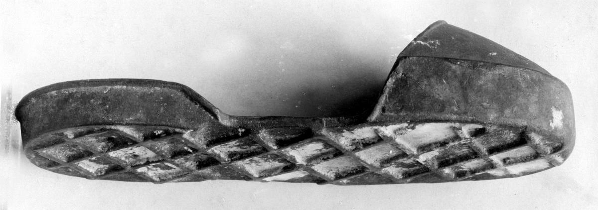 Großer Schuh, Sohle von drei Löchern durchbohrt (Aushängestück eines Ladens?)