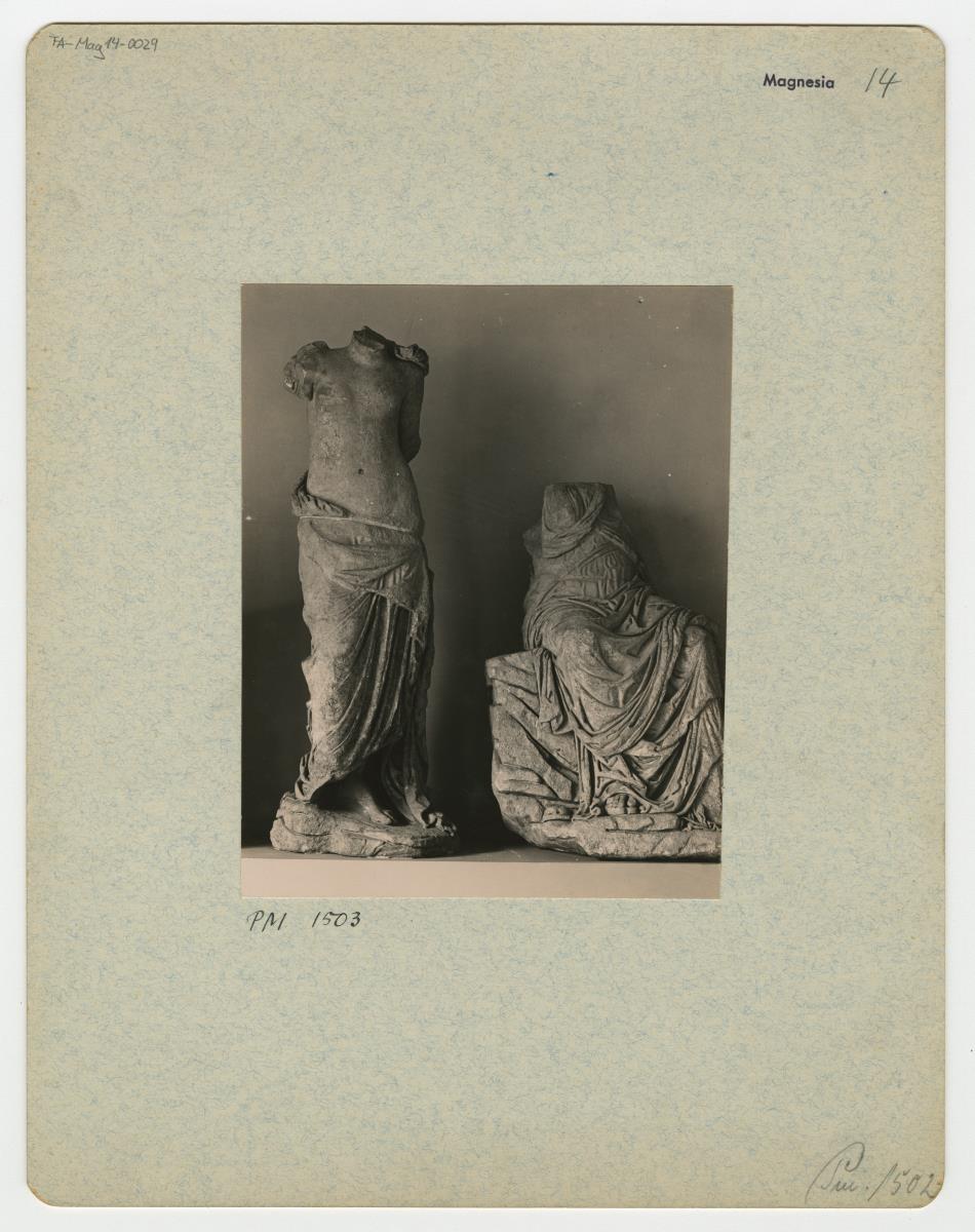 Statue eines Mädchens und einer sitzenden Frau aus Magnesia am Mäander