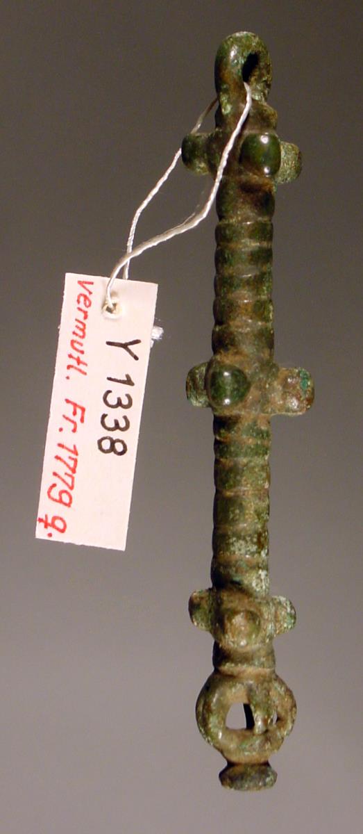 Stabartiger Anhänger mit knopfartigen Verzierungen