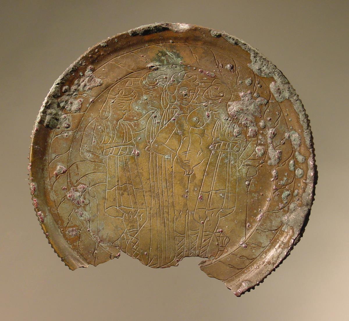 Etruskischer Spiegel (Fragment) mit Dioskuren, Minerva und junger Mann
