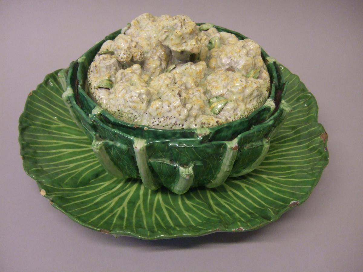 Terrine in Form eines Blumenkohls mit Unterplatte