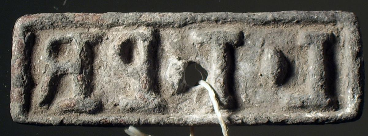 Rechteckiger Stempel mit lateinischer Inschrift: L . T . PR