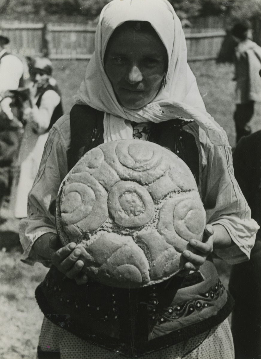 Frau mit Gebildebrot