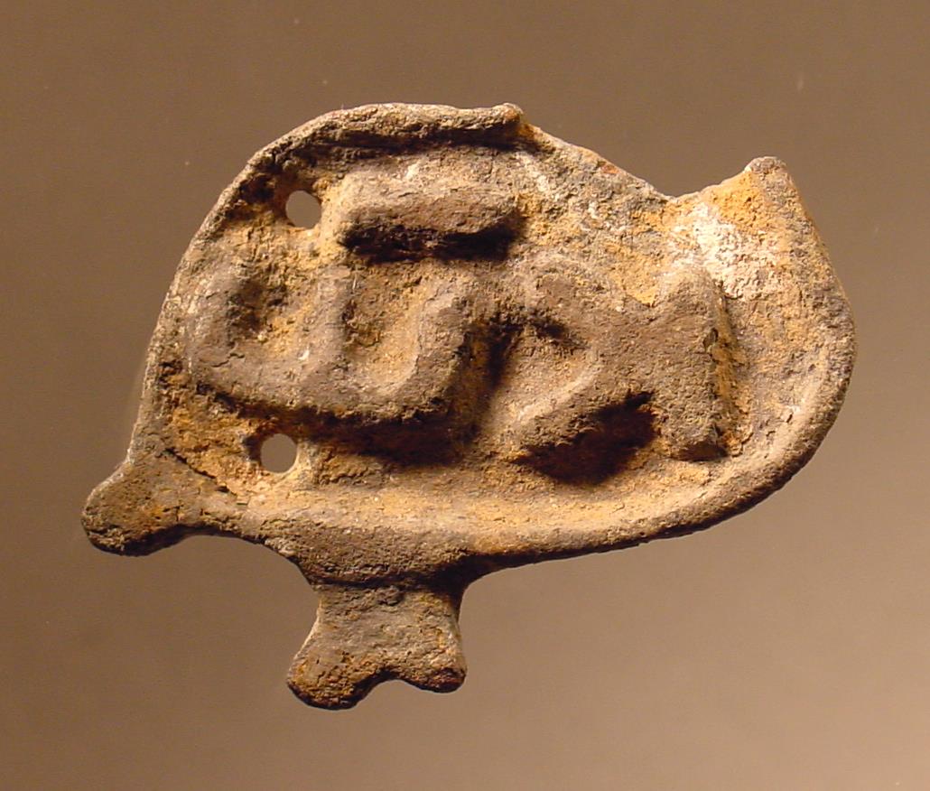 Fragmentierter Stempel undefinierbarer Form mit drei griechischen Buchstaben