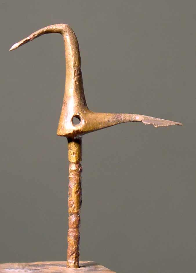 "Unbestimmbares Gerät eigentümlicher Form. ..." Geometrische Nadel mit stilisiertem Vogel