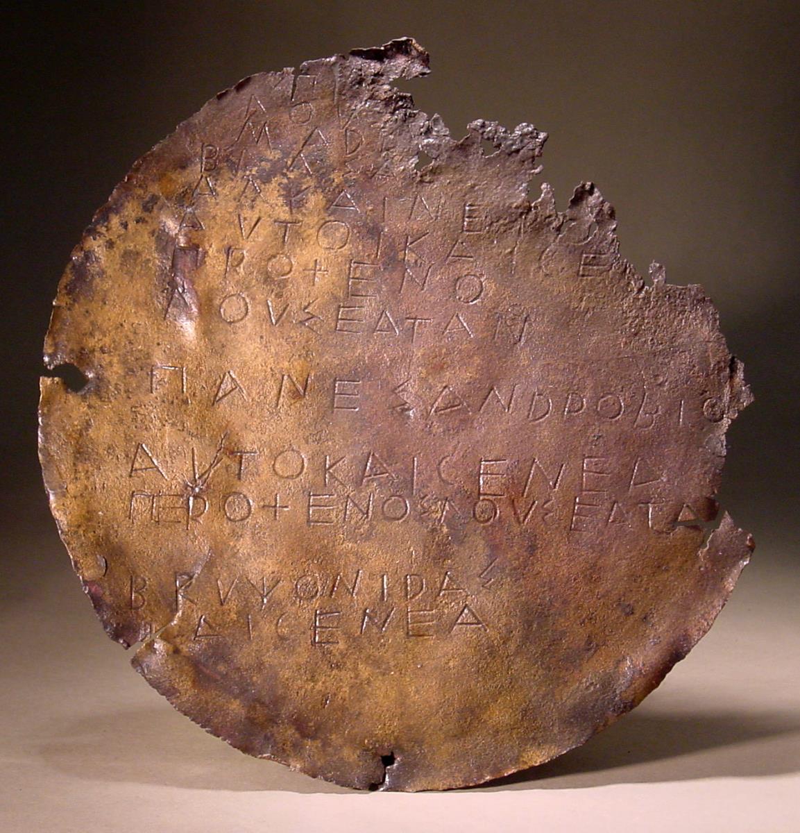 Proxenieliste der Lusiaten: Scheibe aus dünnem Bronzeblech mit hocharchaischer griechischer Inschrift in 13 Zeilen: ΠPΟΞΕΝΟΙ / ΛΟVΣΕΑΤΑΝ…
