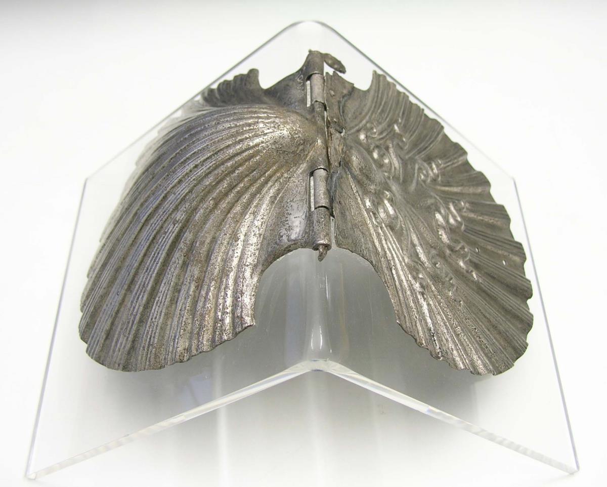 Dose in Form einer Jakobsmuschel mit achtarmigem Tintenfisch auf dem Deckel aus dem Silberfund von Paternò