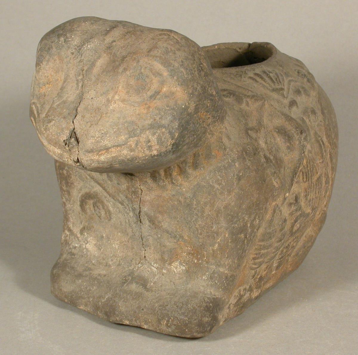 Felide mit Relief auf dem Körper