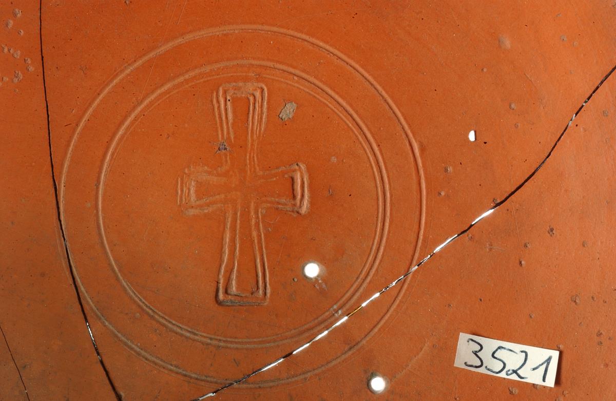 Schale mit Kreuz