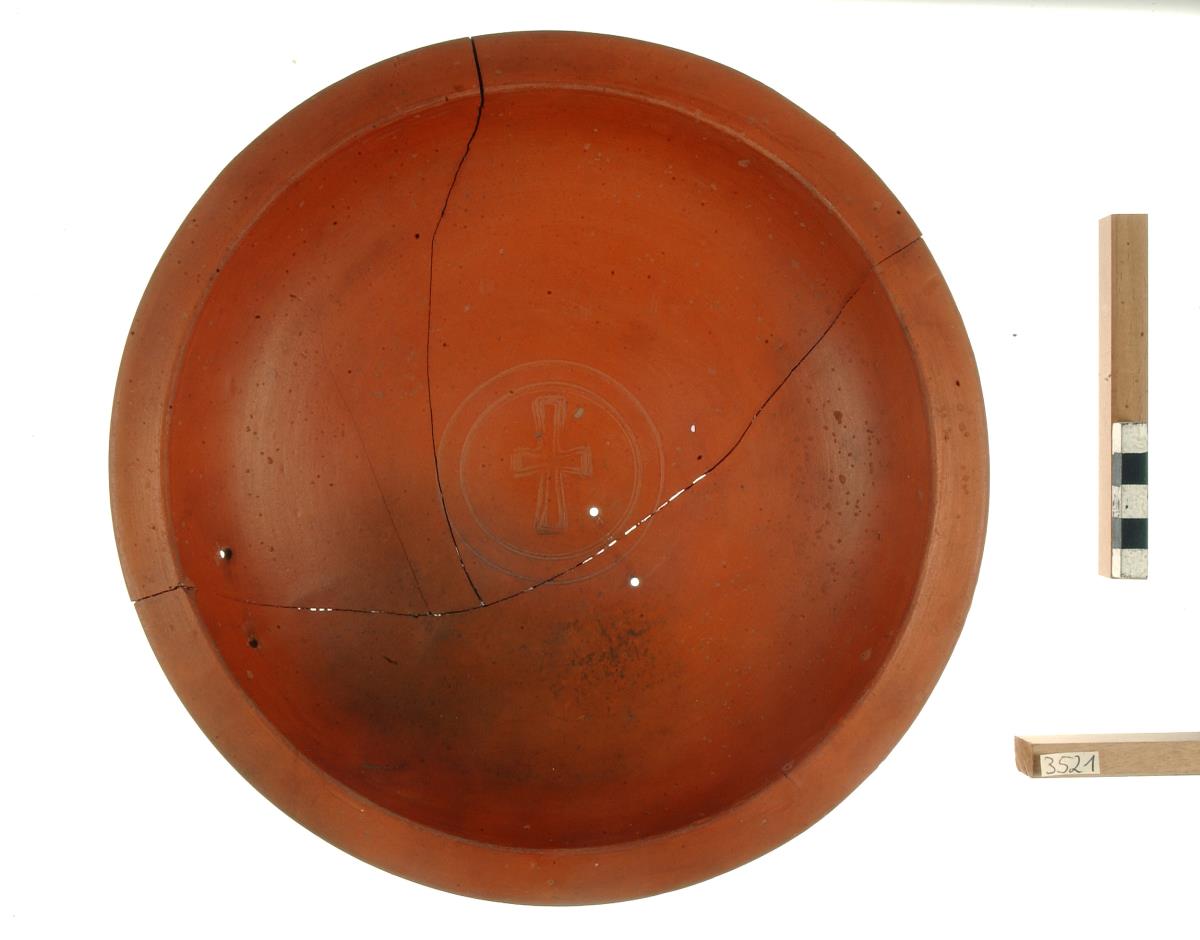 Schale mit Kreuz