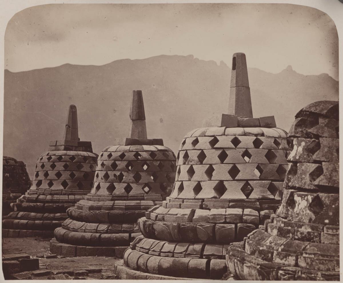 Vier Stupas auf einer Terrasse des Candi Borobudur, Java