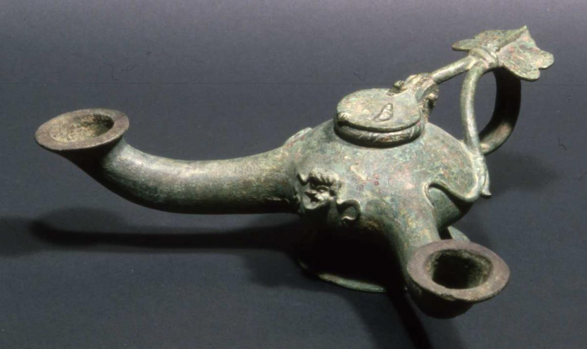 Zweischnauzige Lampe mit Theatermaske; Statuette auf dem Deckel weggebrochen
