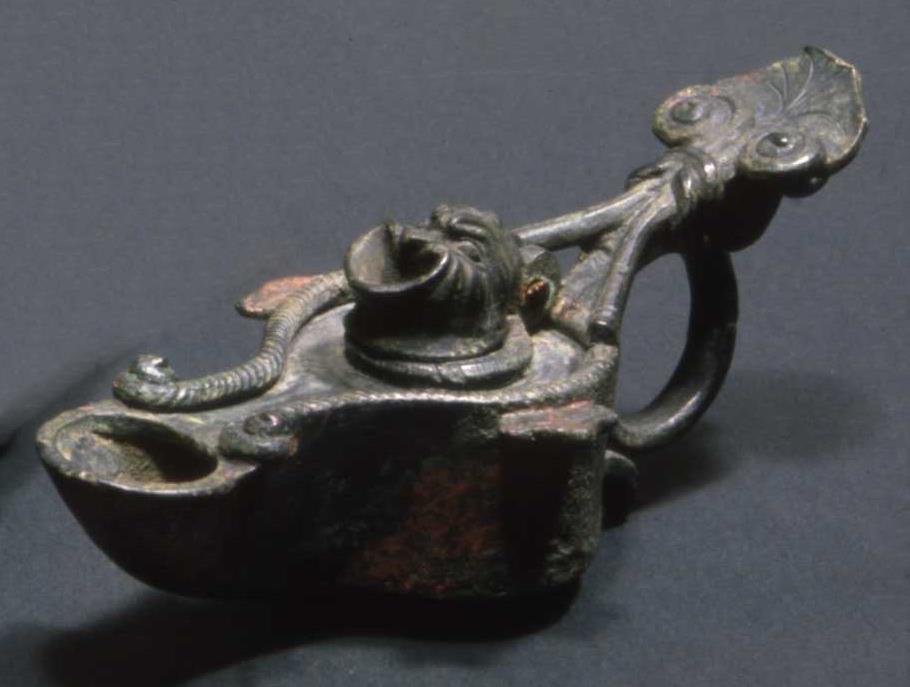Einschnauzige Lampe mit Theatermaske als Klappdeckel auf dem Ölloch