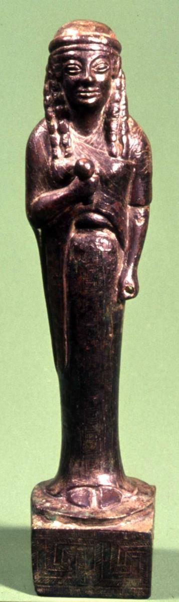Archaische Statuette einer Kore, in der Rechten eine Frucht vor der Brust haltend