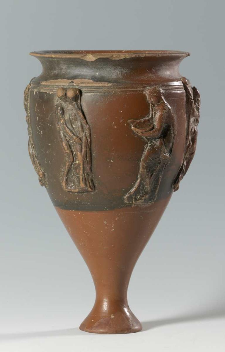 Pergamenischer hoher Becher mit figürlichen Appliken (Applikenware)