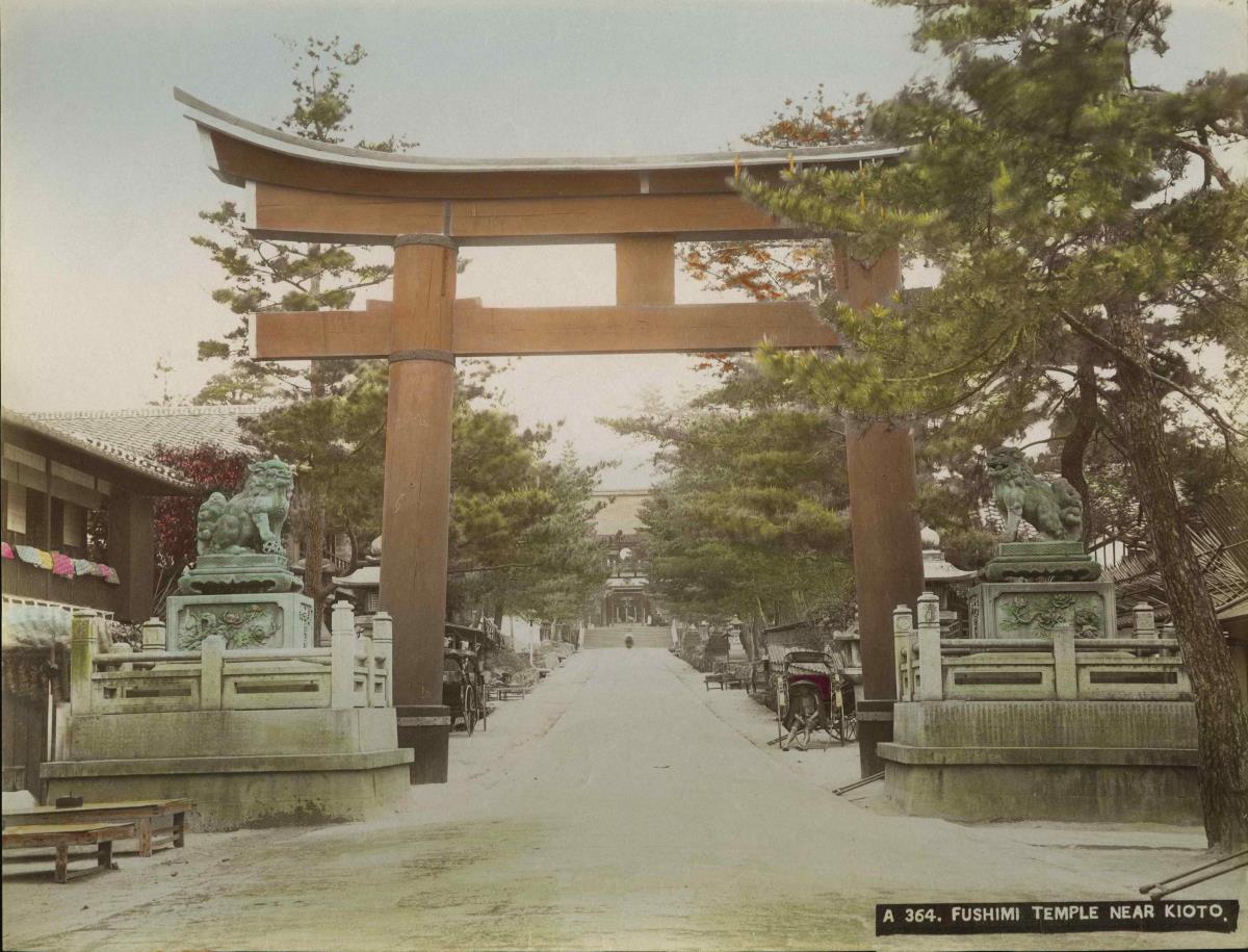 Torii vor dem Fushimi-Inari Schrein 伏見稲荷大社のトリイ