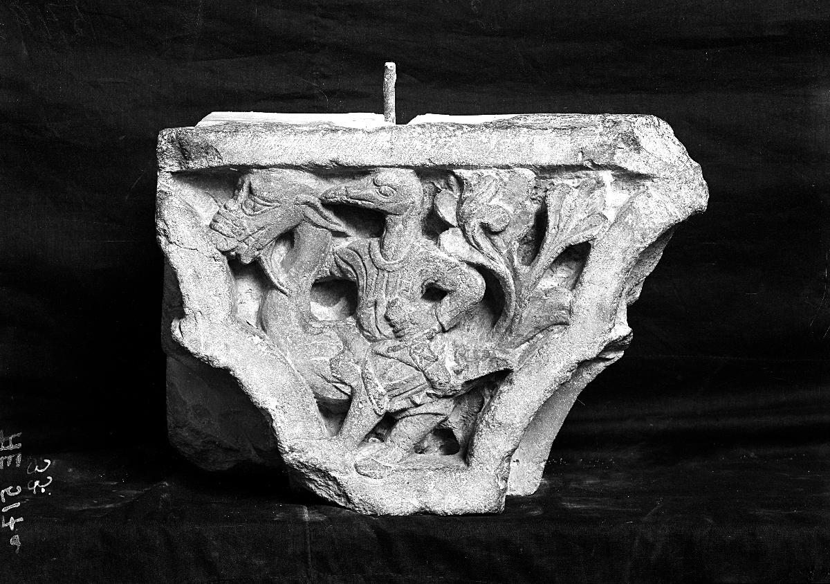 Zwickel mit drachenreitendem Fabelwesen