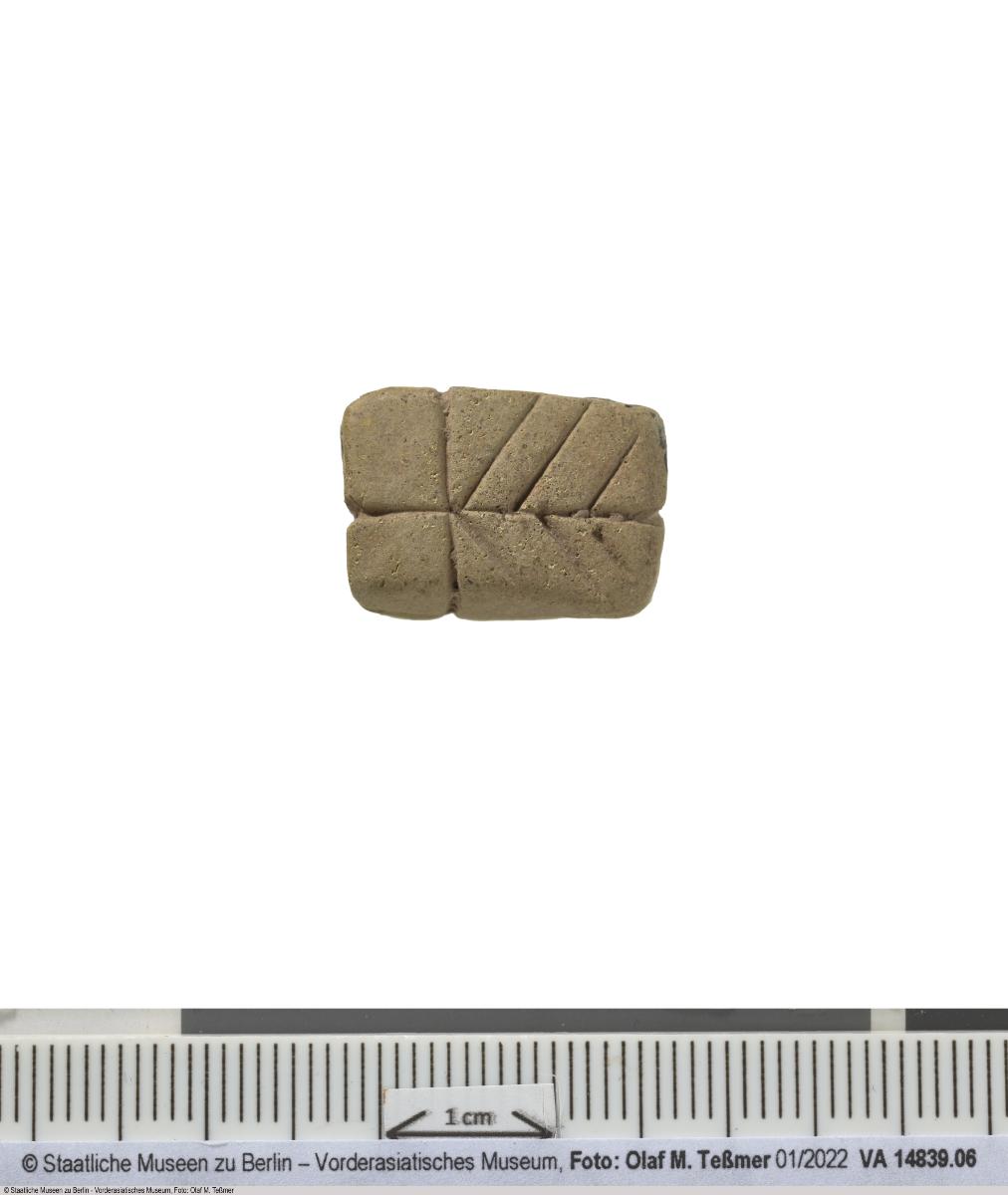 quaderförmige Zählmarke (Token) mit Ritzungen
