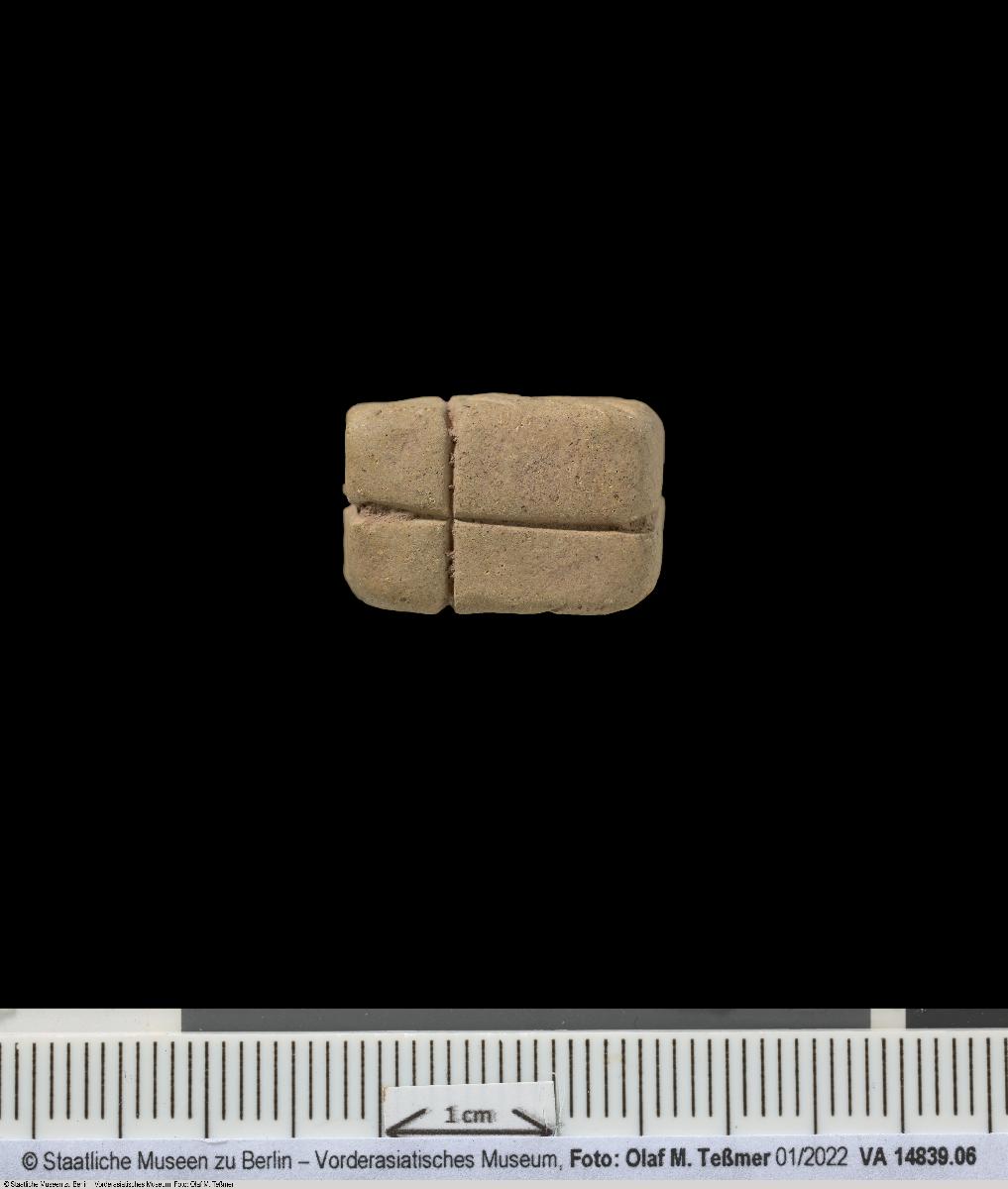 quaderförmige Zählmarke (Token) mit Ritzungen