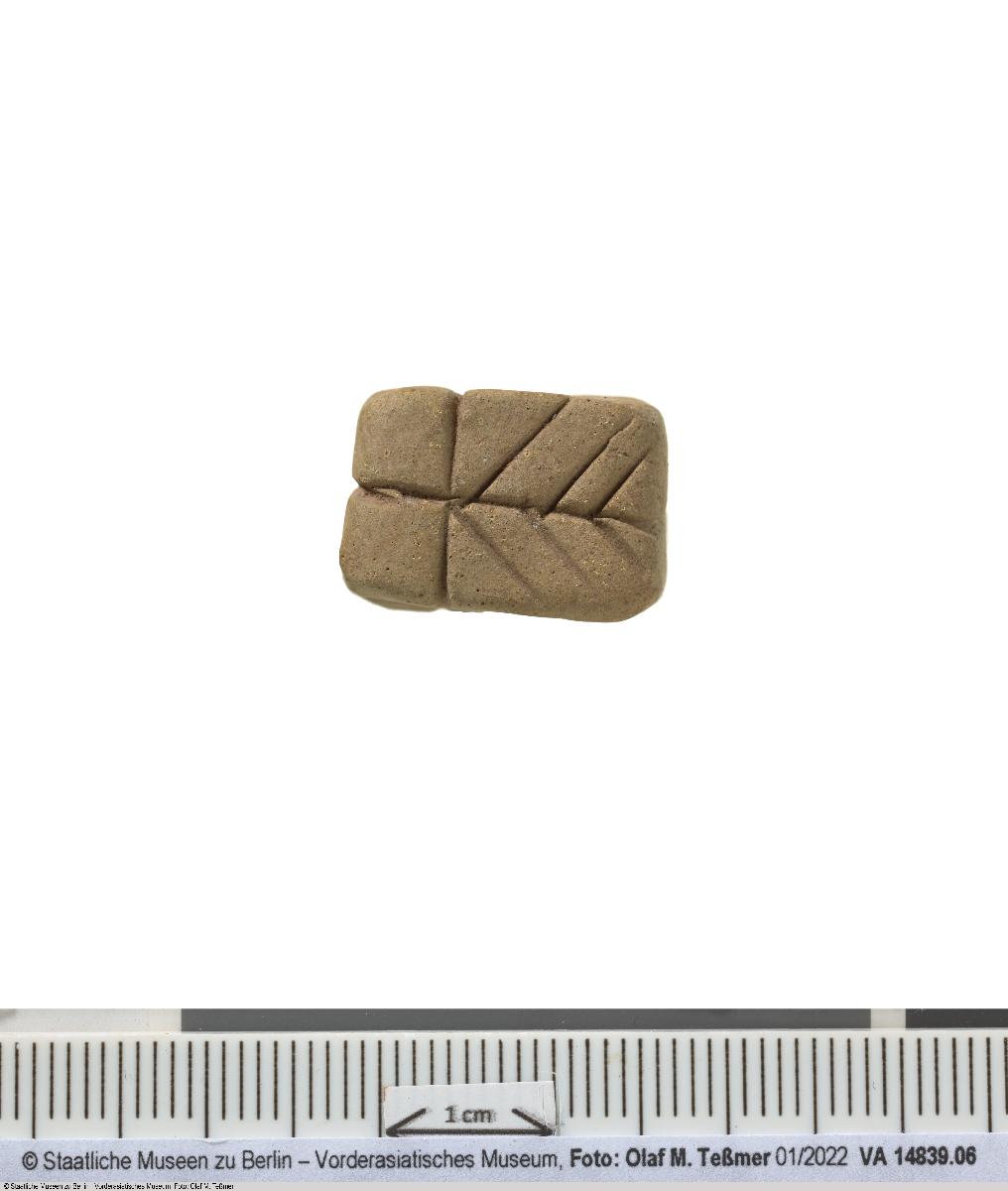 quaderförmige Zählmarke (Token) mit Ritzungen