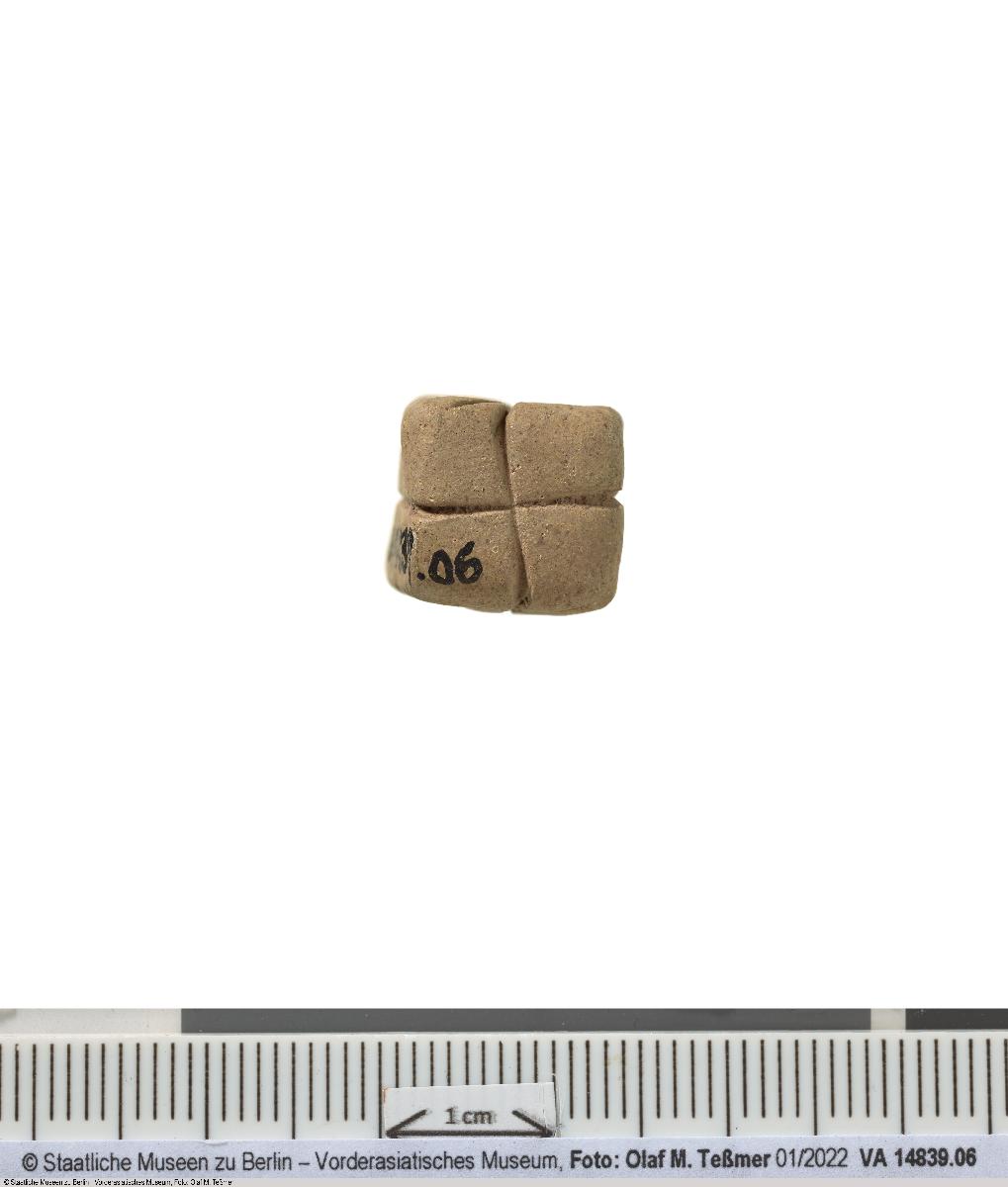 quaderförmige Zählmarke (Token) mit Ritzungen