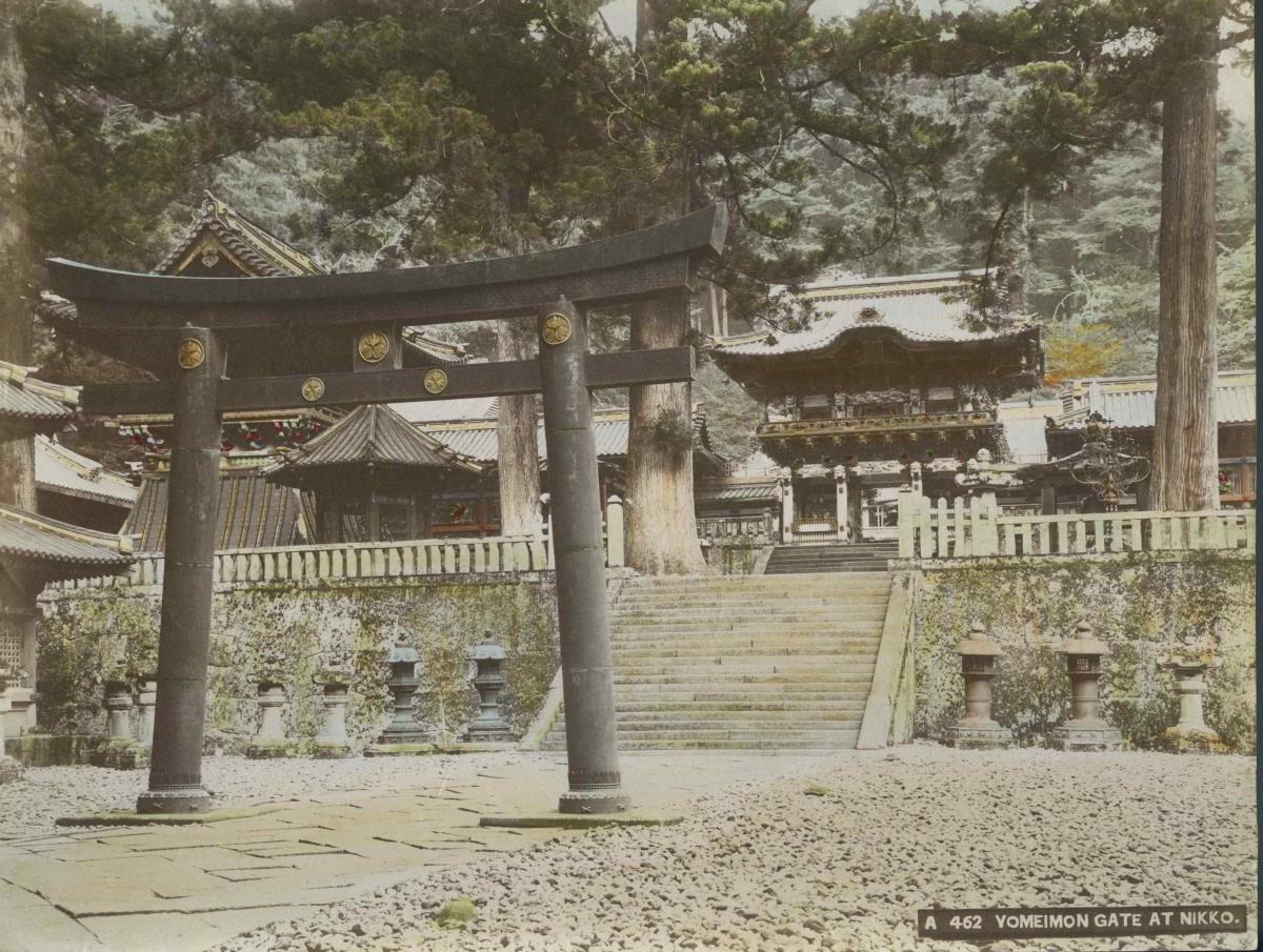 Das Youmeimon-Tor zu Nikkô/ vorne ein Torii: 陽明門