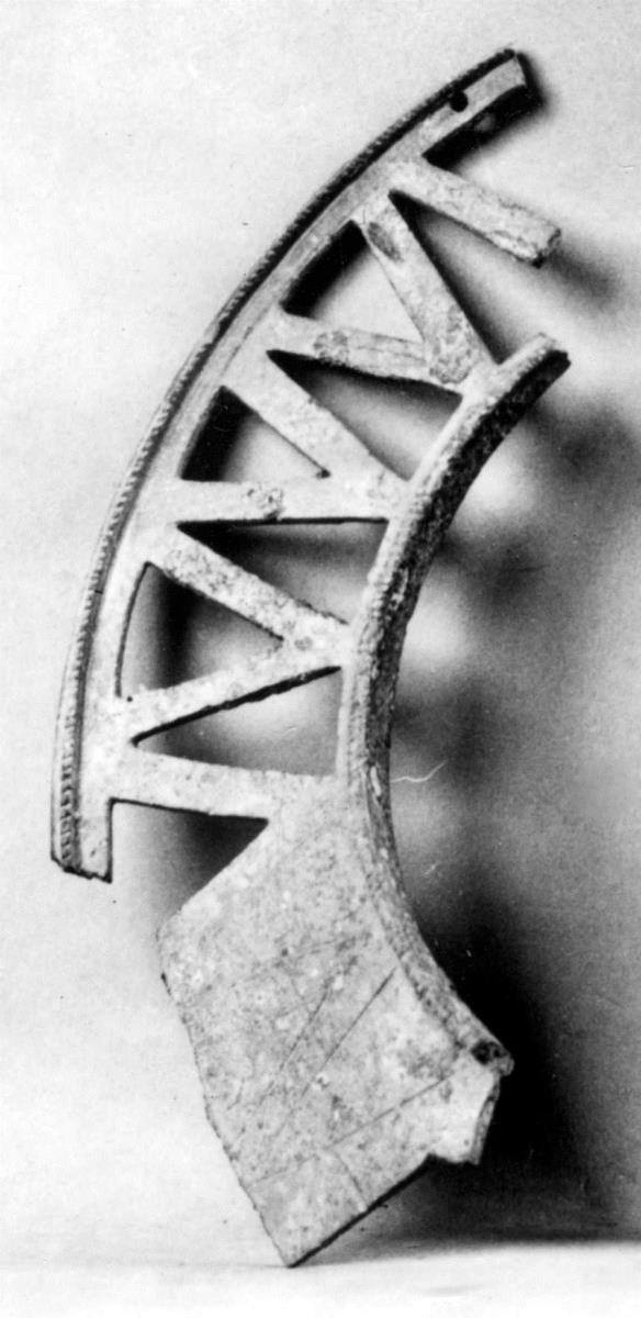 Ringhenkelfragment mit Zickzackband, von einem Dreifuß