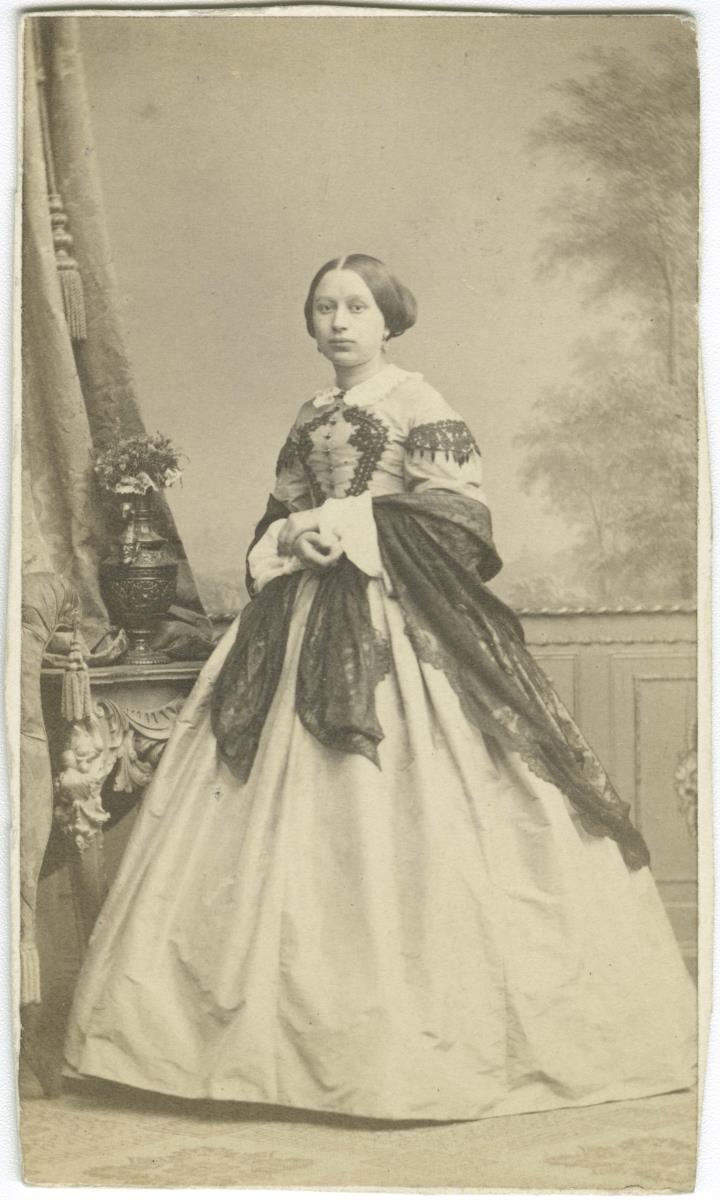 Porträt einer Frau in Krinolinenkleid