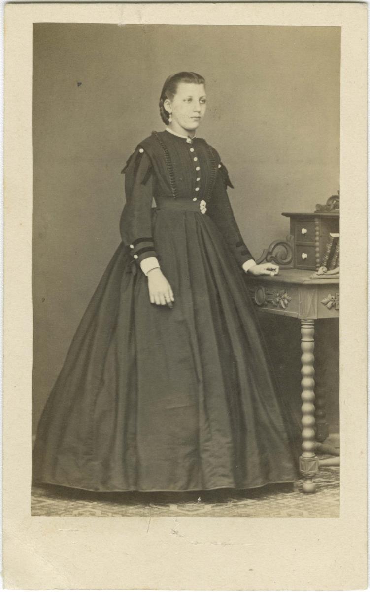 Porträt einer Frau in Krinolinenkleid