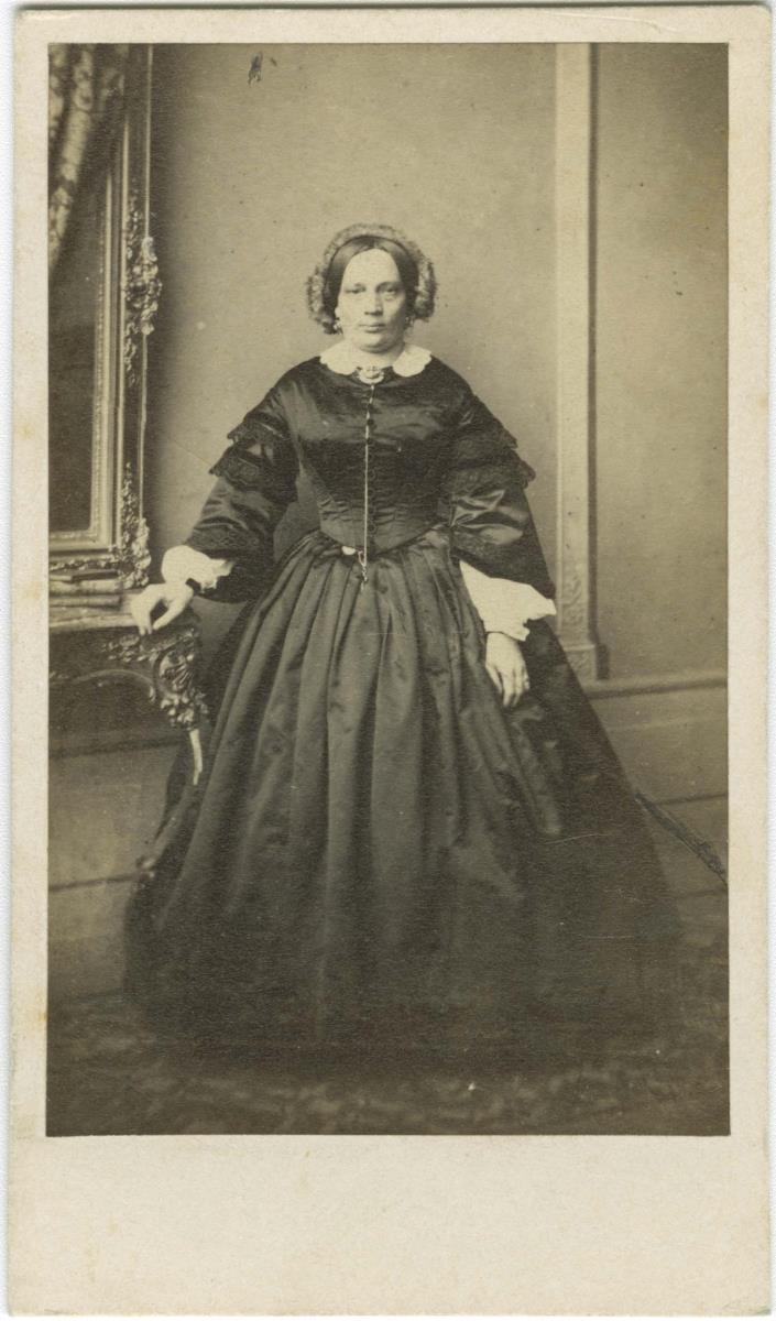 Porträt einer Frau in Krinolinenkleid