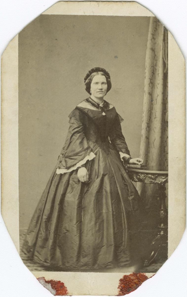 Porträt einer Frau in Krinolinenkleid