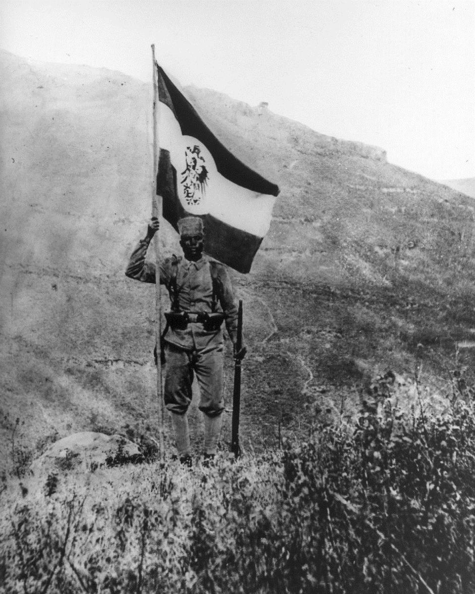Askari mit deutscher Flagge
