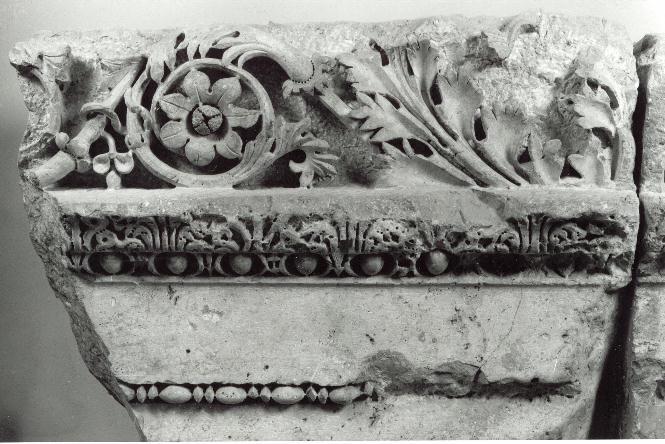 Gebälk der Altarhofhallen des Heiligtums des Jupiter Heliopolitanus in Baalbek, linkes Bauteil