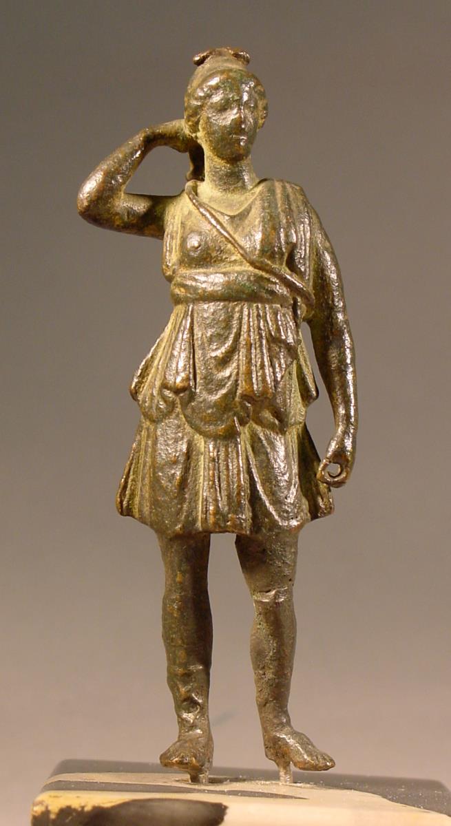 Römische (?) Statuette der Diana als Jägerin, zum Köcher greifend