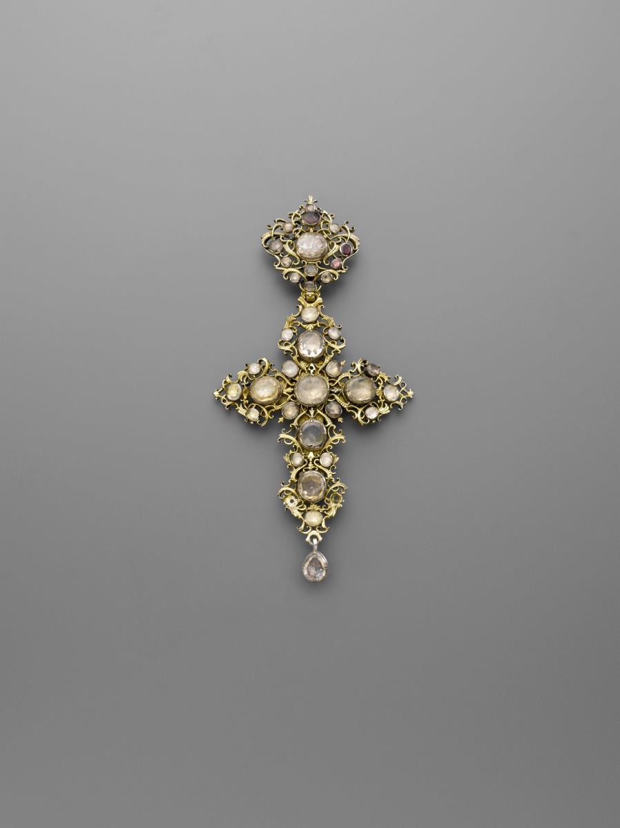 Brustkreuz mit Spiralranke und rückseitiger Reliquienkapsel