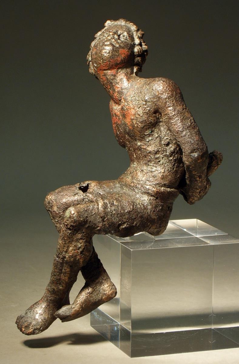 Hellenistische Statuette eines sitzenden, gefesselten Dunkelhäutigen