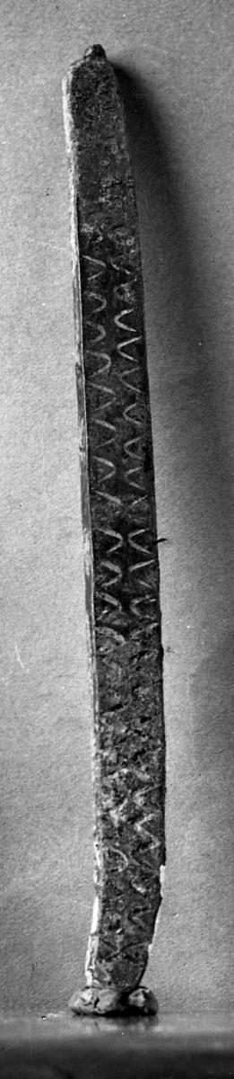 Stab mit gegenständigem Halbkreis-Ornament (Dreifußbein?)