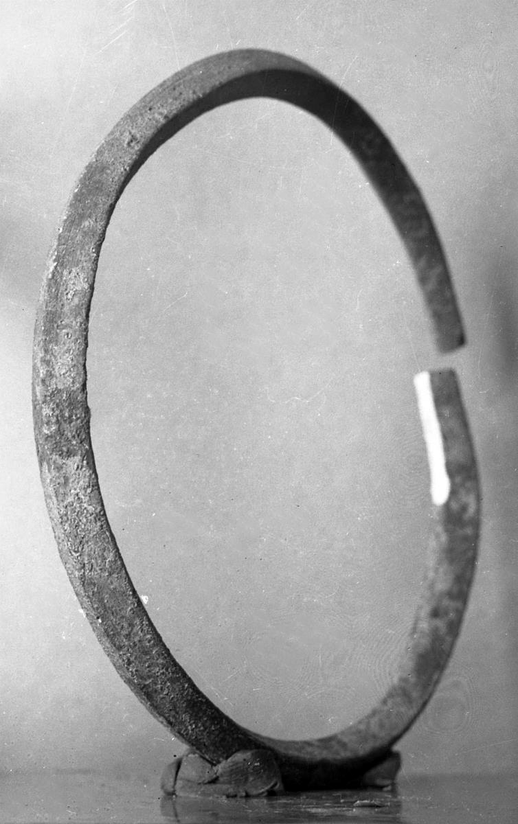 Armring mit viereckigem Durchschnitt und gravierten Enden
