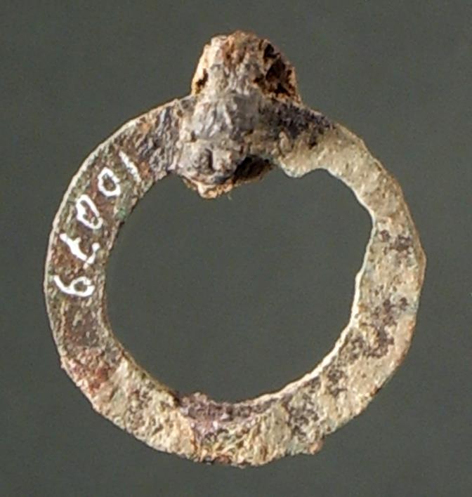 Flache Ringscheibe, aus einem Blech geschnitten (ein kleiner Ring mit Eisenresten anhängend)