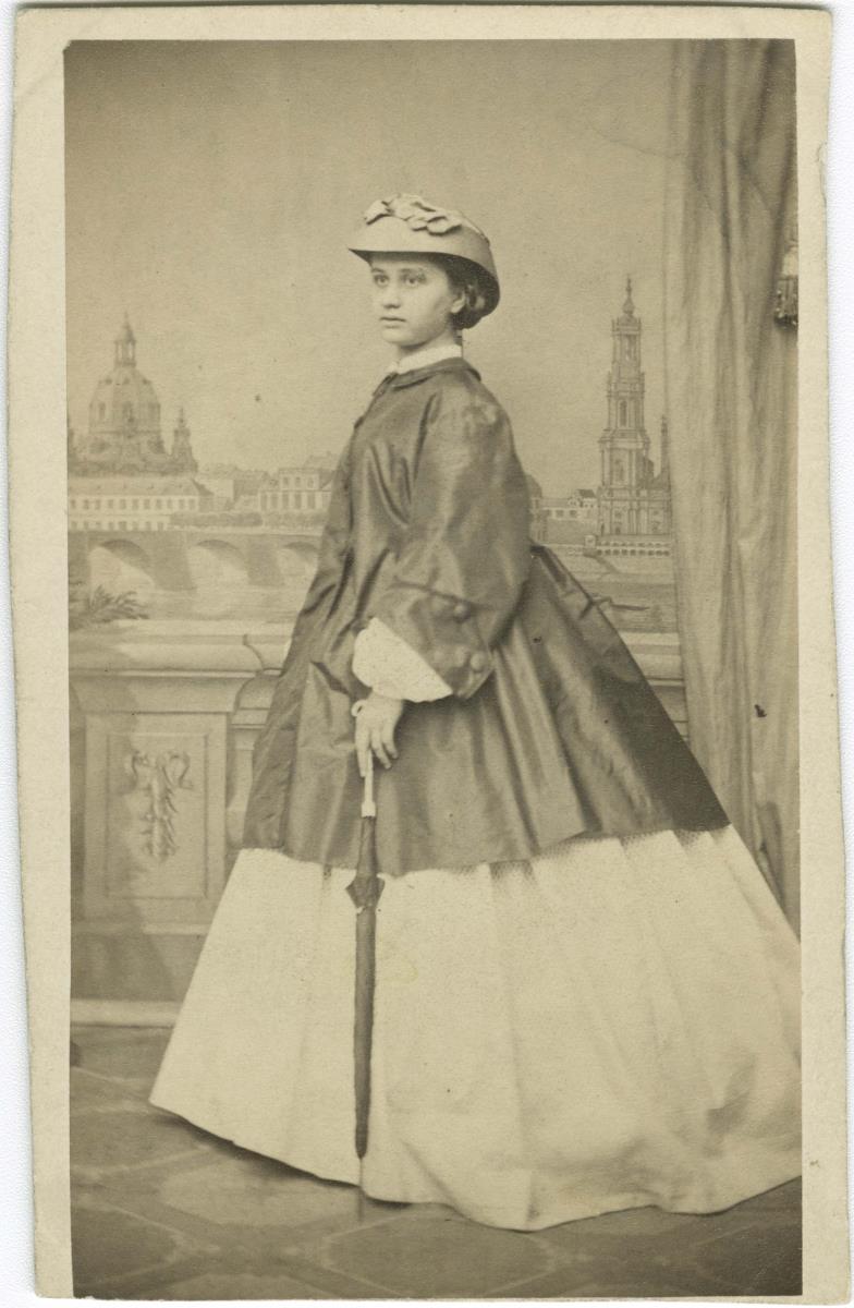 Porträt einer Frau in Krinolinenkleid