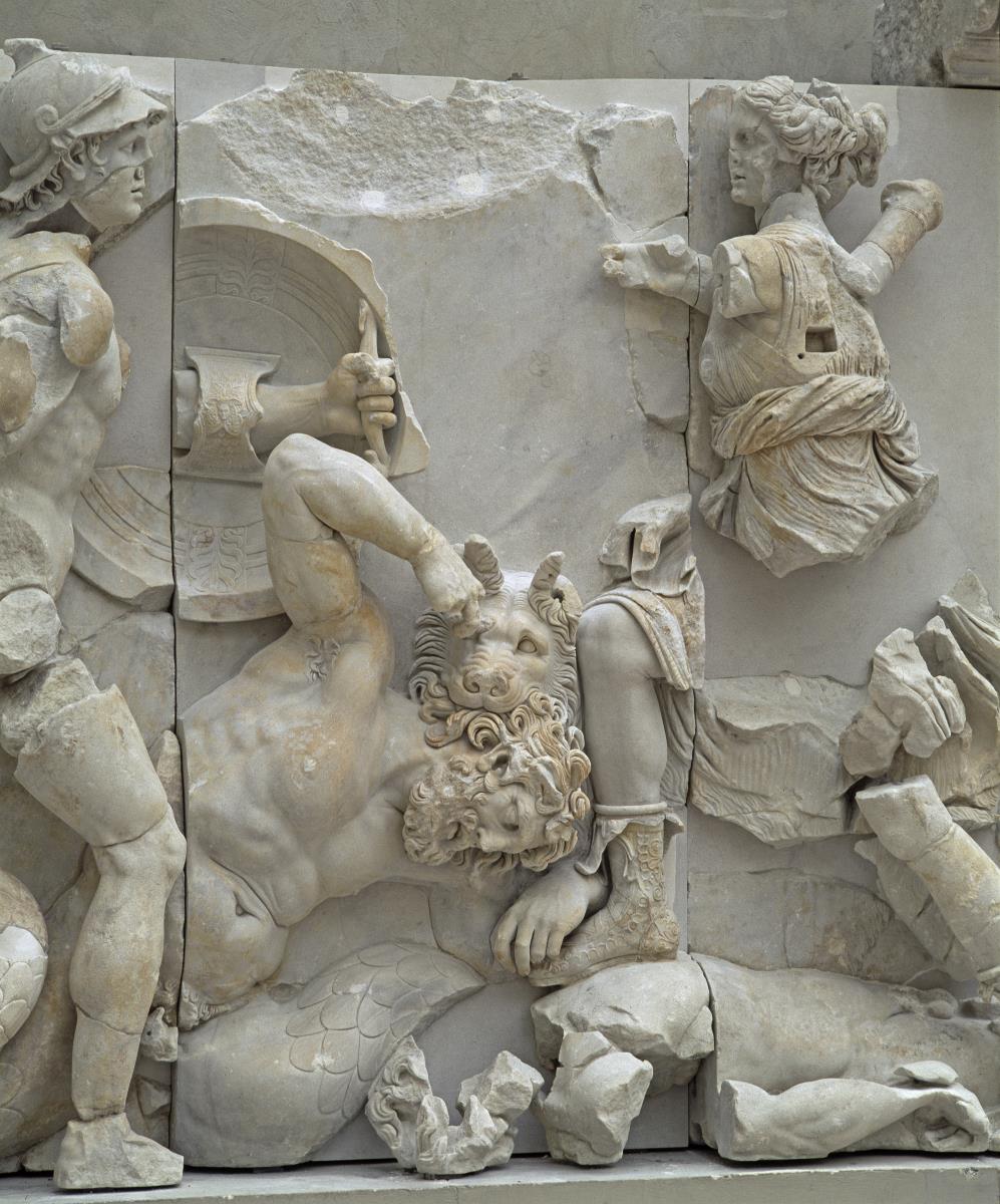 Pergamonaltar, Ostfries - Ausschnitt: Artemis im Kampf mit den Giganten